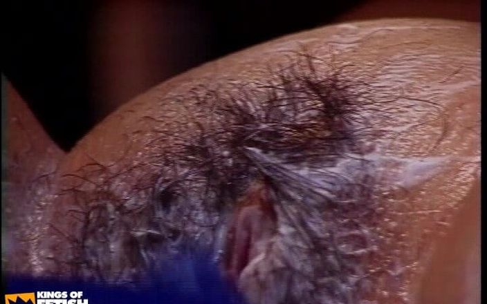 Midget Lust: Une naine rousse squirte après avoir baisé avec un gros...