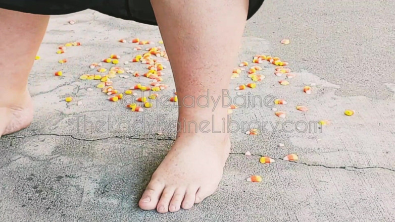 TheLadyBaine: SSBBW demoness a piedi nudi candy mais schiacciamento