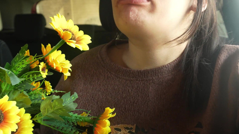 AmayaMori: Entra starnutendo in auto il mio fiore di plastica reazione...
