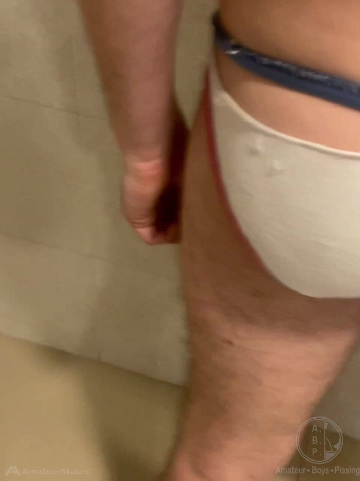 AmateurBoysPissing: 2 Rapazes Jovens Se Divertindo No Mictório Dos Banheiros Públicos...