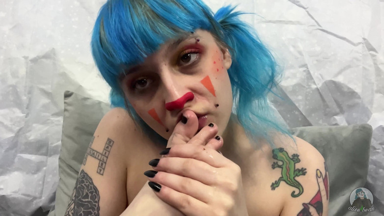 Alice Bean: Menjilat kaki badut