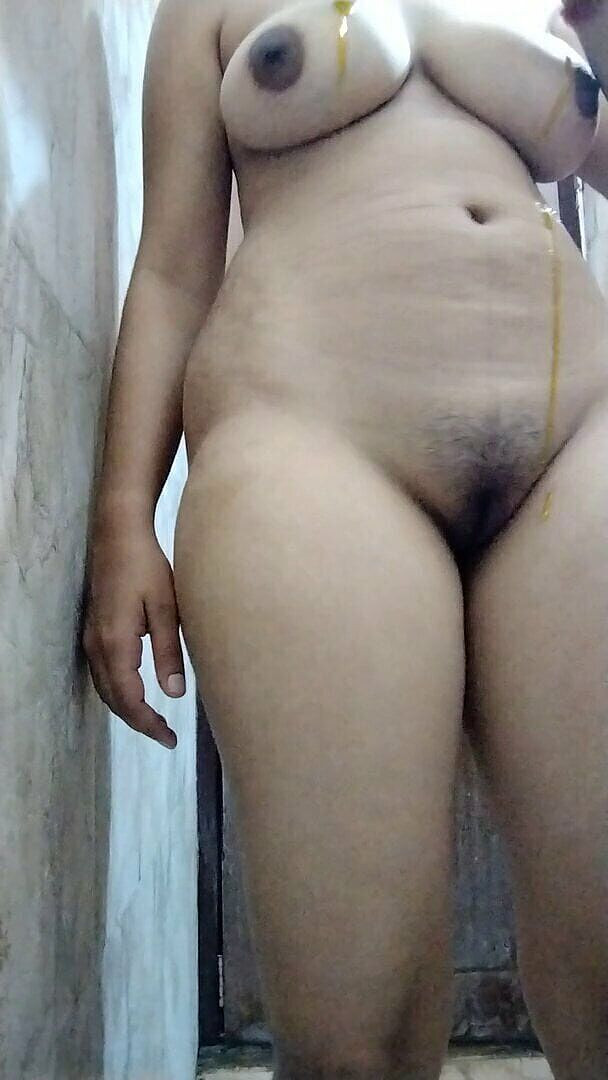 Riyathakur: Індійська молода тітонька накладає масло їй на тіло