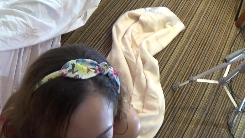 Real Amateur Sluts: Lexi Luv living room facial!