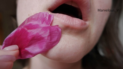 Marvelous V: Milf nua brinca sensualmente com flores no corpo e excita,...