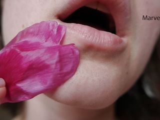 Marvelous V: Çıplak orta yaşlı seksi kadın şehvetli bir şekilde vücudunda çiçeklerle oynuyor ve heyecanlandırıyor, çiçeğiyle...