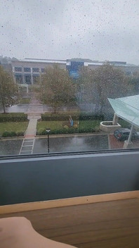 Het meisje neuken in het raam van het hotel
