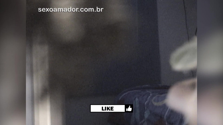 Amateurs videos: Brazilská dívka nechá svého přítele natáčet ji nahou, zatímco mluví...