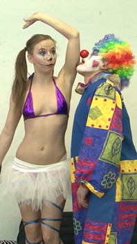 Signora in una bella fata cosplay e il pagliaccio Dork fanno un incontro sessuale peculiare