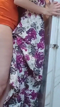 La mère de mon mari me baise quand nous sommes seuls à la maison