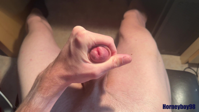 Horneyboy98: 小丑在家办公室用魔法让他玩弄阴茎并喷射