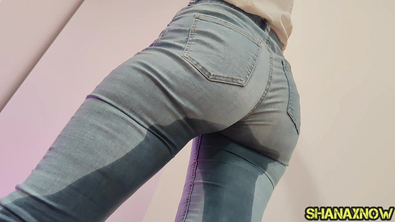 Shanaxnow: Meando en apretado blue jeans empapados bragas mojados pantalones