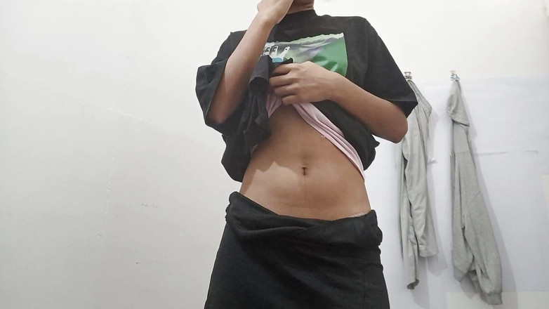 desigirl93: Індійська дезі гаряча дівчина роздягається в офісному стриптизі nri