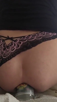 Velká láhev a sexy tanga