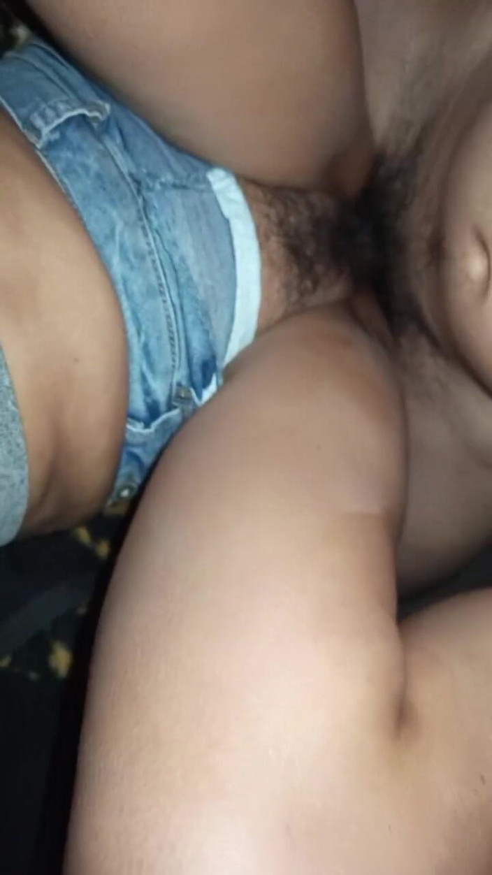 Moo DBOXXX: Mám sex s dívkou, která mi prodává mé šaty