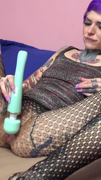 Logan fyller ny granne Titi med sperma