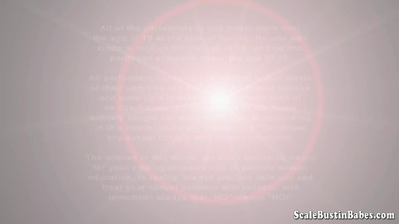 Scale Bustin Babes: Häschen de La cruz und ihr heißer bauch faltet