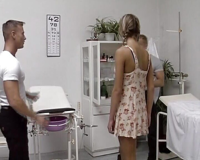 German amateur couples: Gadis remaja jerman rambut pirang dientot sama dua dokter sange 2