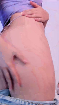 Blond Latian masturbuje się w swoim pokoju, gdy jest sama w domu