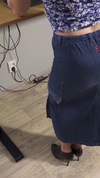 Setiausaha MILF dalam Jean Skirt mengusik garis seluar dalam yang kelihatan