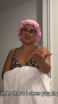 Madrastra Puta Se Baña Desnuda Con Hijastro En Jacuzzi Y Le Pide Que La Folle
