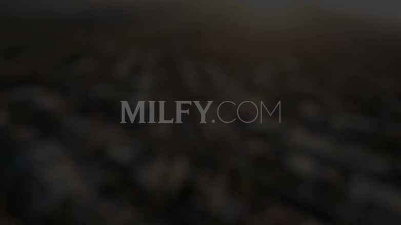 Milfy: Milfy Sexy Hustler Venus lär yngre man på oralsex