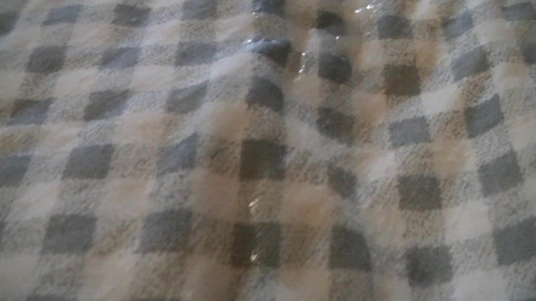 Mark Hannes: Masturbazione a letto nudo con la gobba