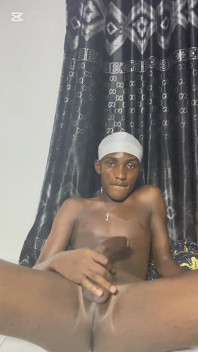 Mladá Twink s velkým černým pérem