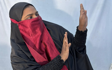 Hot-baby62: Hintli tesettürlü büyük süt satıcısı kız tasmalı