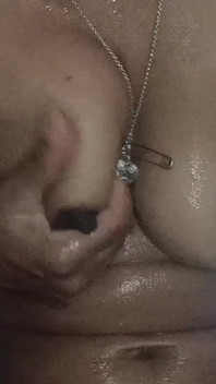 베스 탑에서 보지를 핑거링하는 새엄마