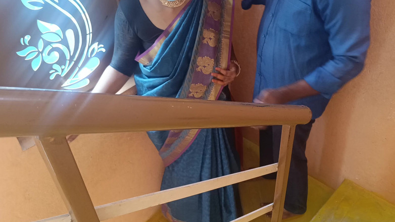 Pushpa studio: Femme au foyer infidèle dans les escaliers