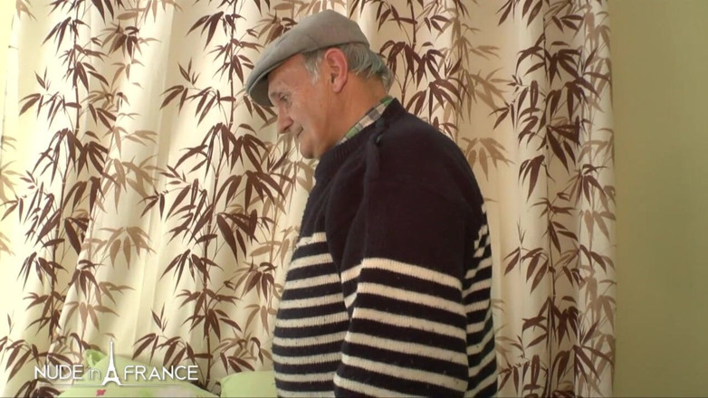 Nude in France: kaamuk sunahre baalon vaali kaamuk boodhe kamine ko chodti hai