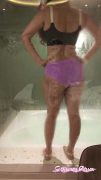 Sassy Riya redo för bad sexig kropp