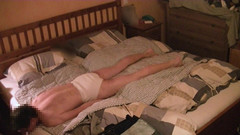 Mark Hannes: Seluar dalam katil (dari ibu tiri tua 52 tahun) melancap dengan bonggol