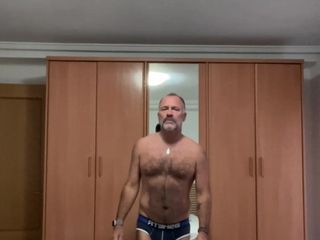 Daddybearvlc: Hora de chicos en la cama