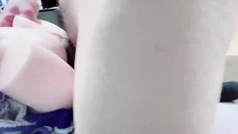 Une étudiante asiatique se masturbe avec une lampe de poche - chatte en caoutchouc, creampie