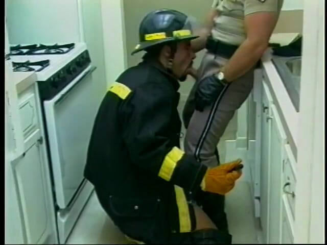 Gays Case: Polisi ganteng yang lagi sange ini nyepong kontol penuh gairah...