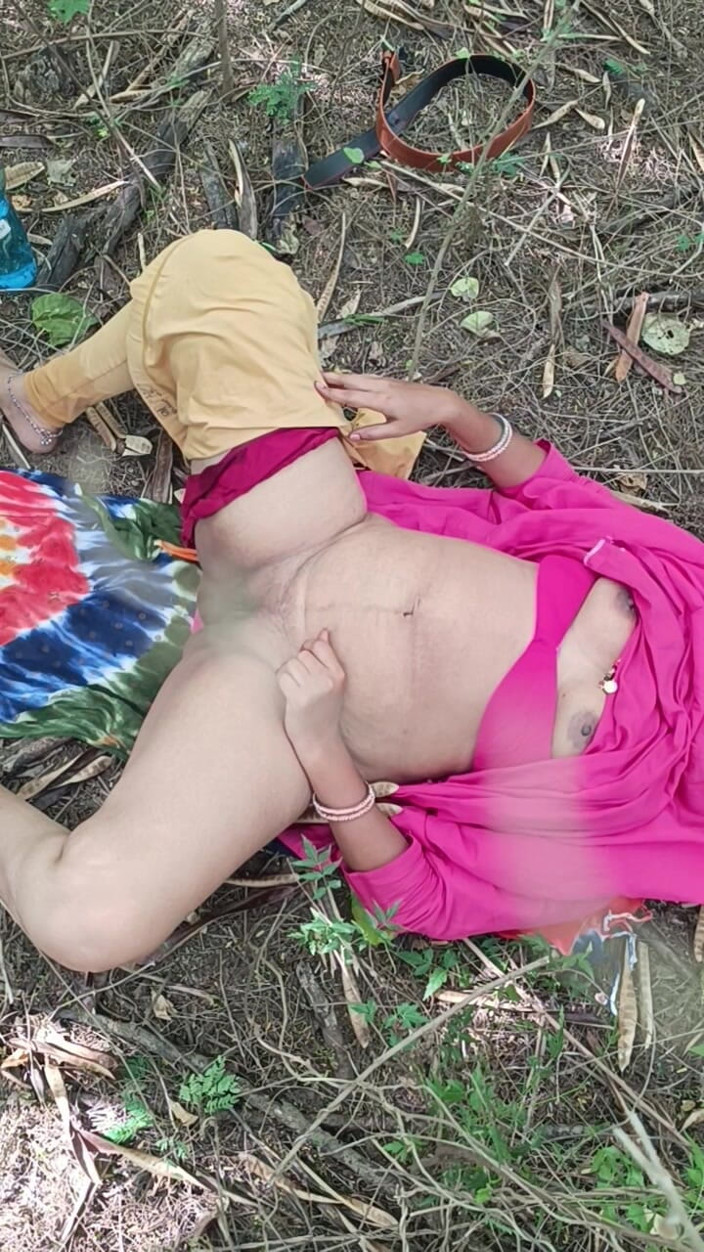 Desigirlsiri: Une tatie indienne sexy se fait baiser dans la nature...