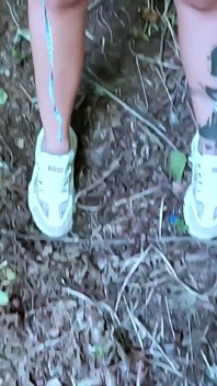 ¡chica Italiana Hace Que Una Polla Se Corra En Un Parque Público Diciéndole Cómo Masturbarse!