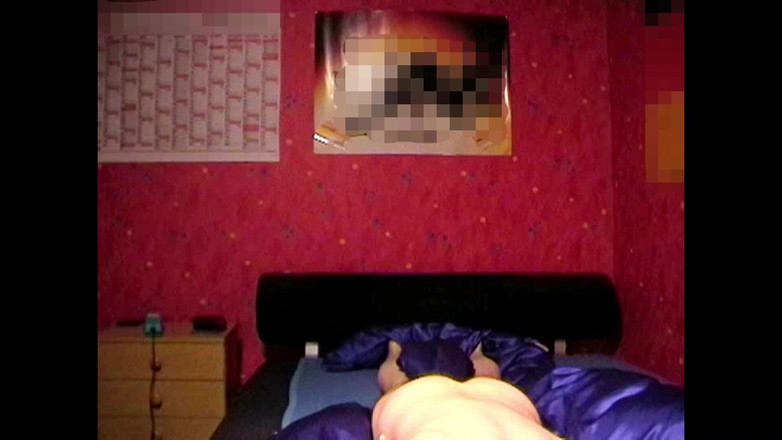 Mark Hannes: Masturbazione di una gobba a letto