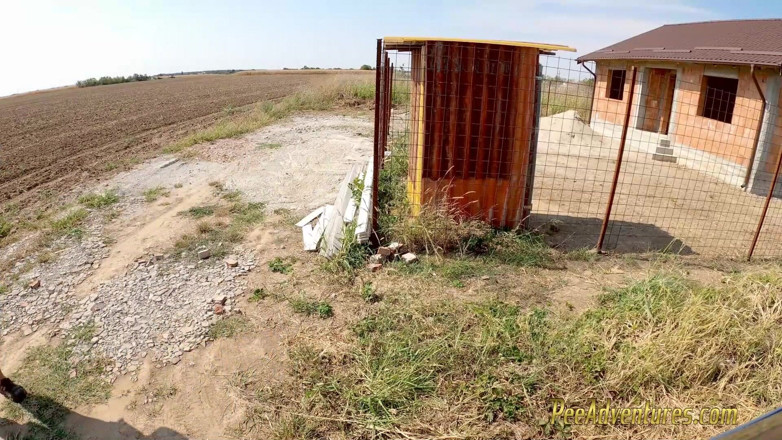 Pee Adventures: Kencing di depan rumah dalam konstruksi