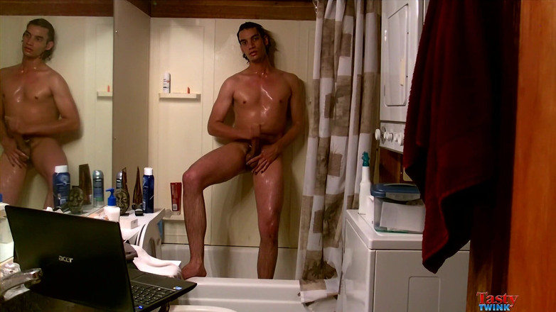 Tasty Twink: Keseronokan mandi Tristan Hollister