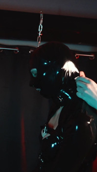 Une salope allemande en latex est attachée et bâillonnée et reçoit une séance de fessée