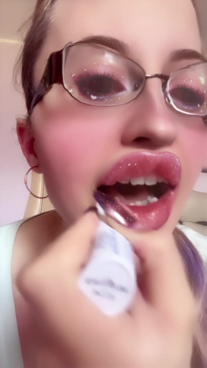 FinDom Goaldigger: होंठ ग्लॉस चुंबन।