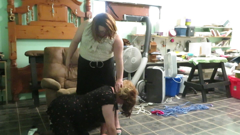 BBW nurse Vicki adventures with friends: Bebe fa un addestramento femminuccia con orale alla nuova sottomessa...