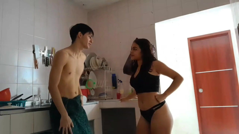 ValentinaHot10: Meine latina, brünette stiefschwester zeigt mir ihre dessous, während ich...