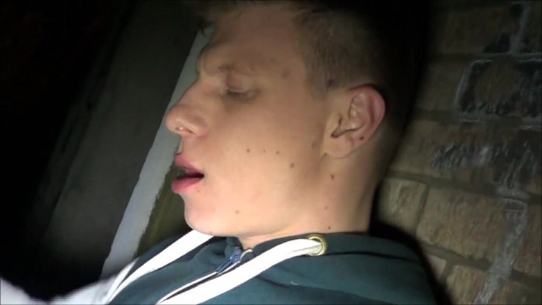 French Twinks Amator videos: Julian ošukaná hetero twink v noci