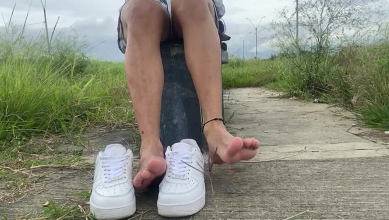 Mr Feet Colombia: Meine Füße Sind Deine Religion. Bete Mit Dem Mund.