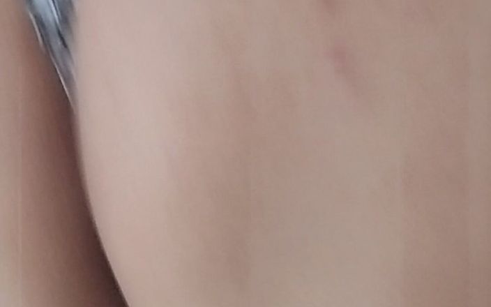 Morbosete000: ひもで彼女のお尻を見せながら歩いています