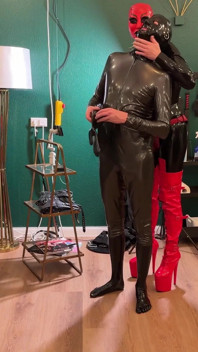 Ava 페티쉬 예술은 상자에 Perv를 넣고 그를 얼굴 섹스