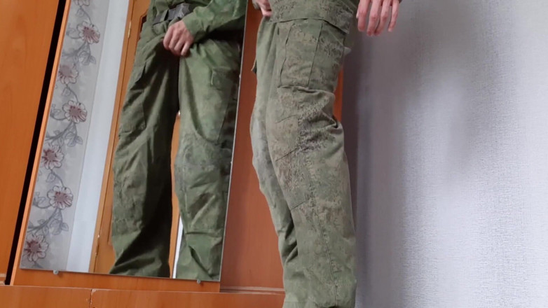 AlexRusFun: Een Russische soldaat in militair uniform en vuile sokken trekt...